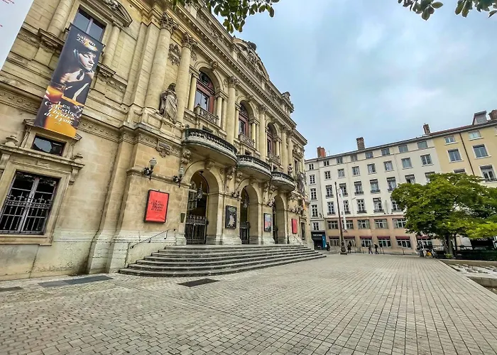 In | - Place Des Celestins 公寓
